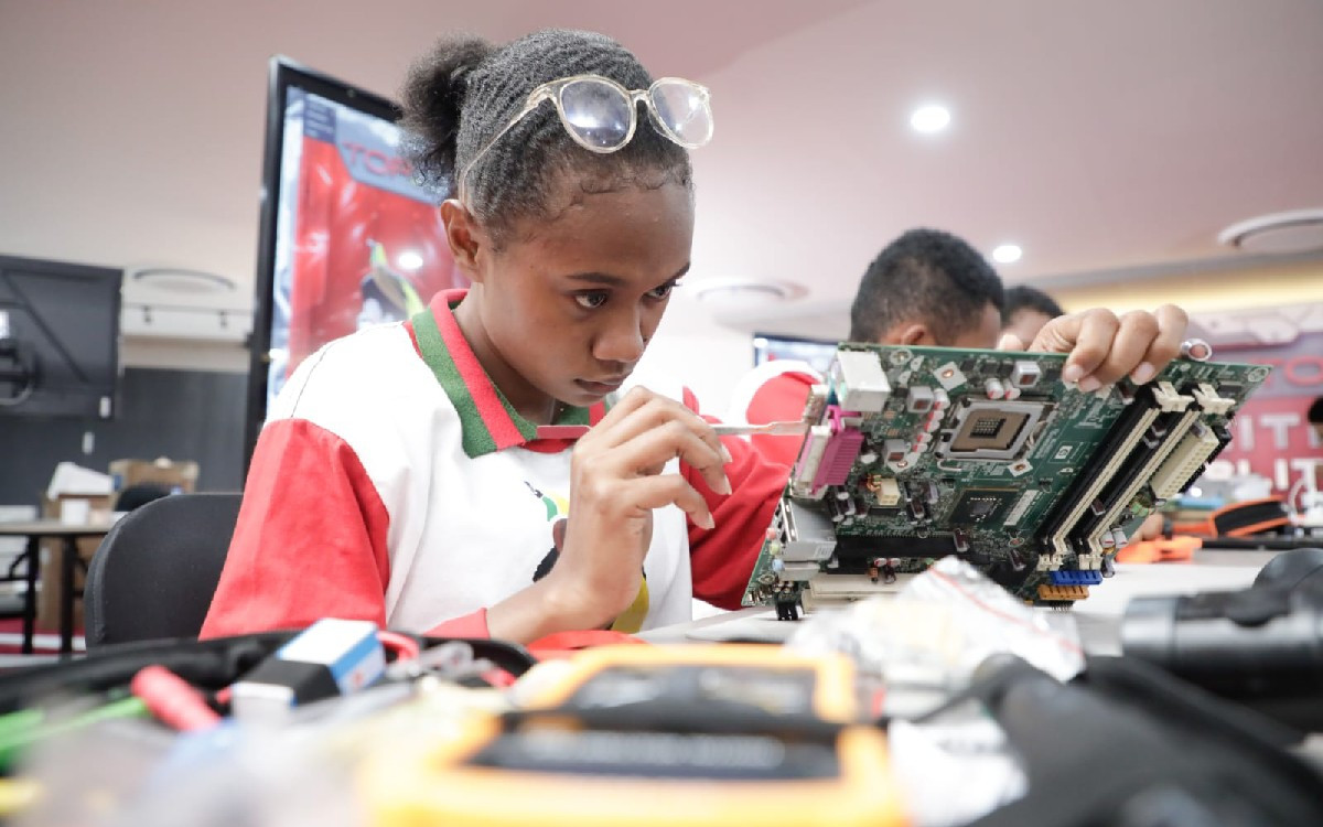 Hebat, Anak Papua Segera Luncurkan Brand Smartphone dan Laptop Karya Sendiri 